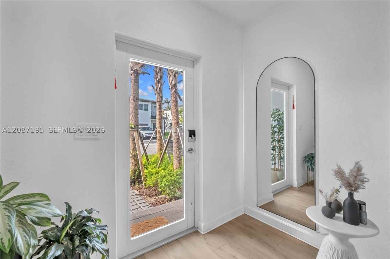 5075 Sw 37th St - Photo 2 of 34