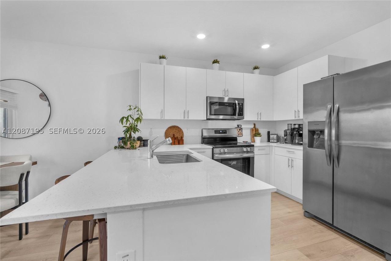 5075 Sw 37th St - Photo 4 of 34