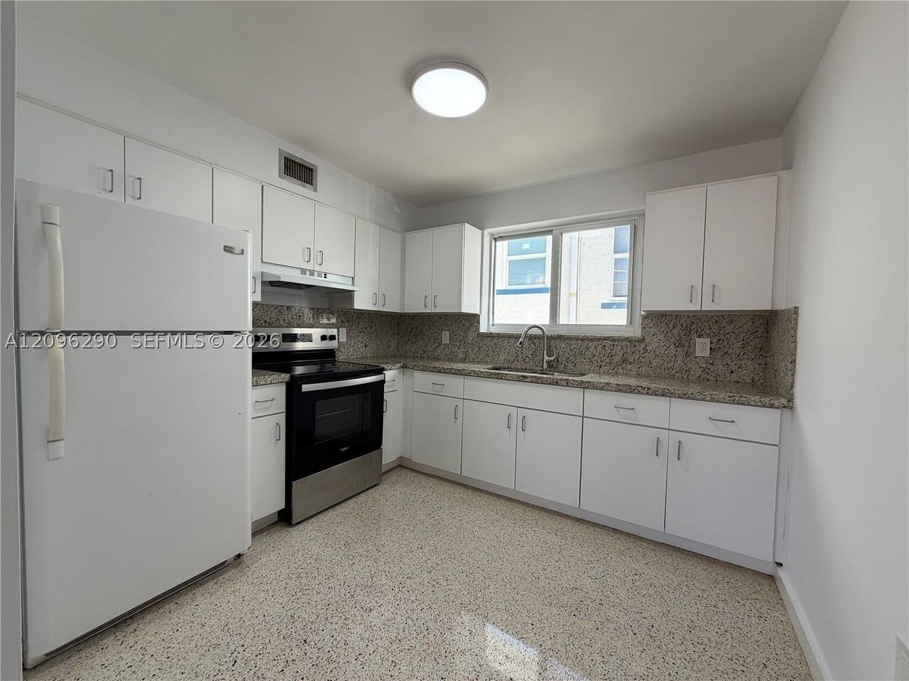 1460 Sw 4th St #5 - Photo 4 of 10