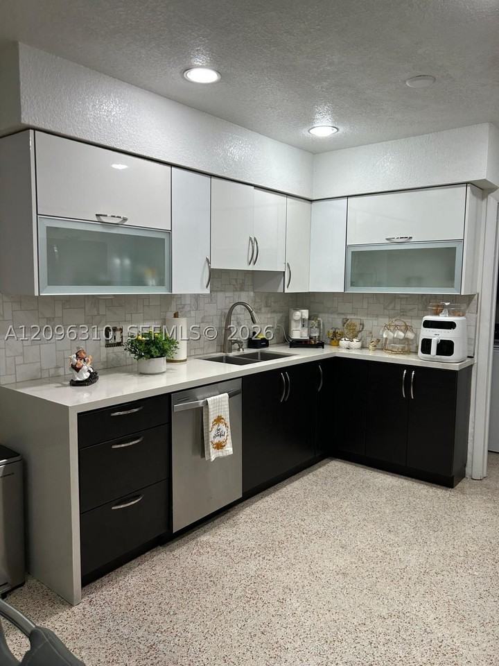 6355 Sw 23rd St - Photo 3 of 8