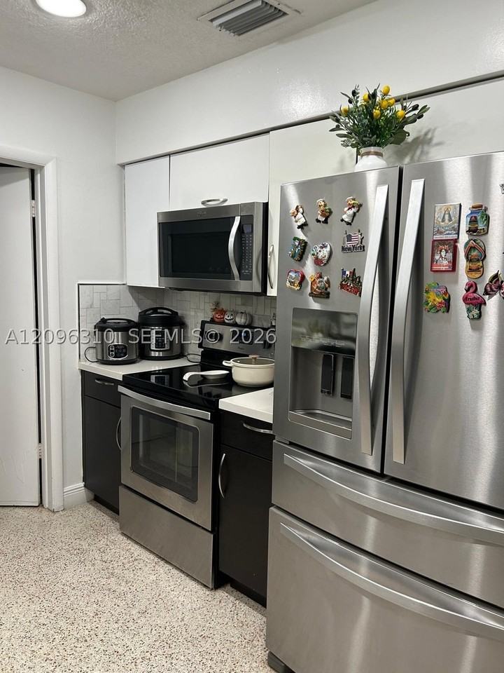 6355 Sw 23rd St - Photo 4 of 8