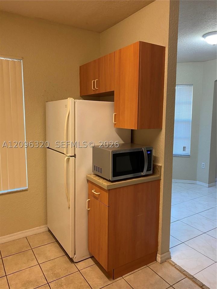 307 Belmont Ln - Photo 4 of 11