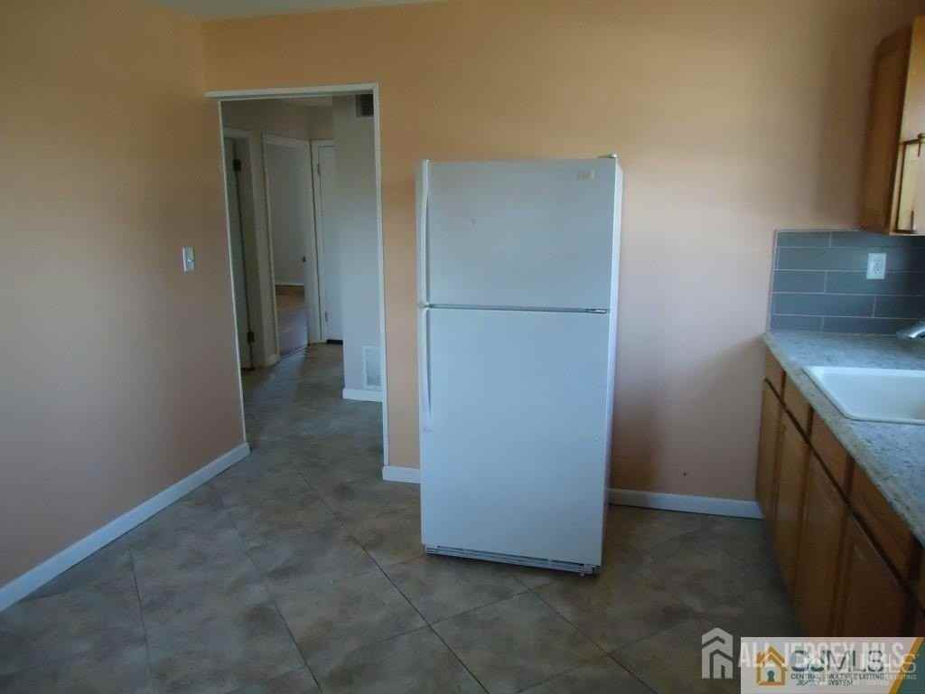 207 Avenel St - Photo 5 of 11