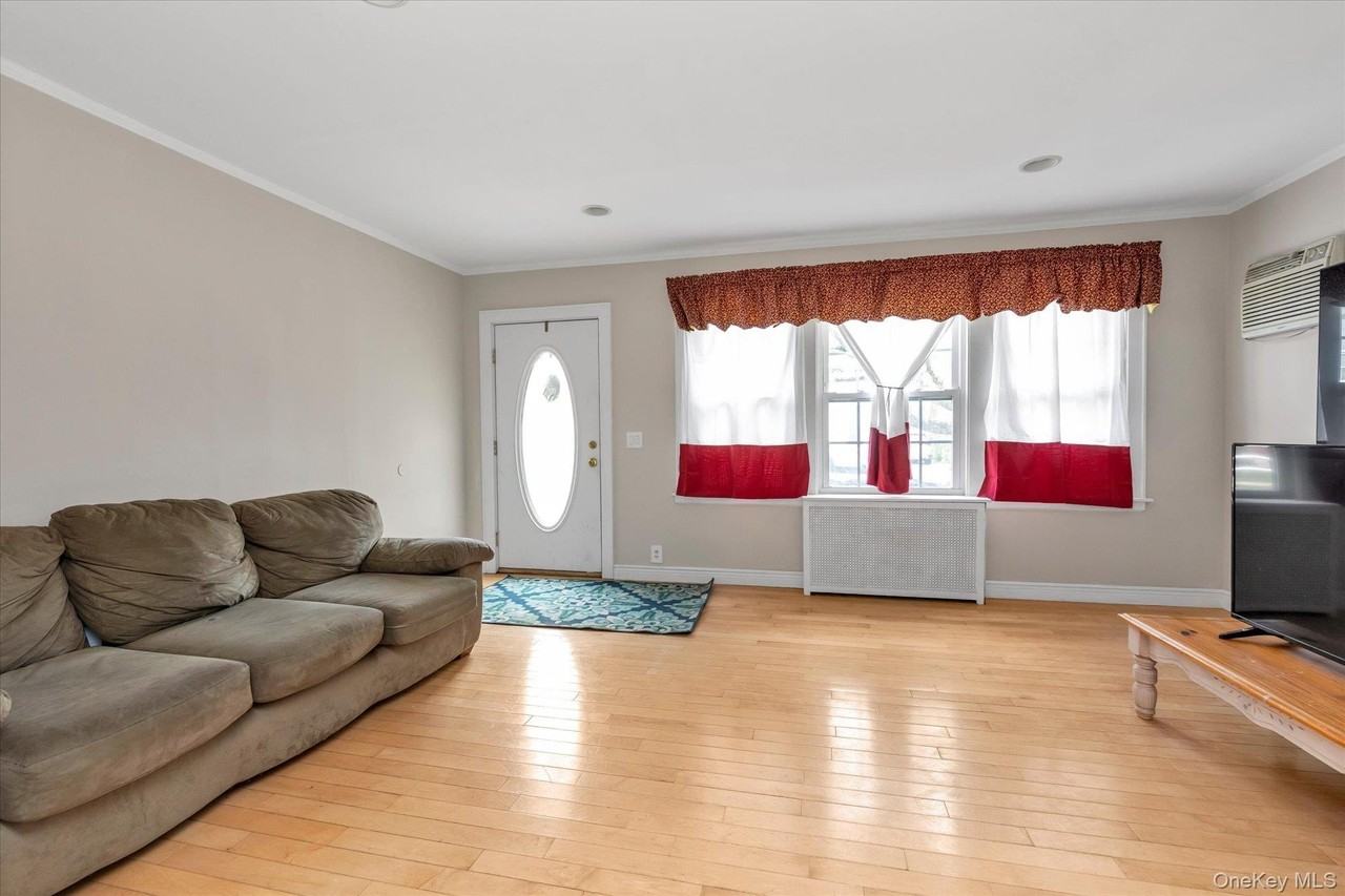52 Syracuse St - Photo 2 of 13