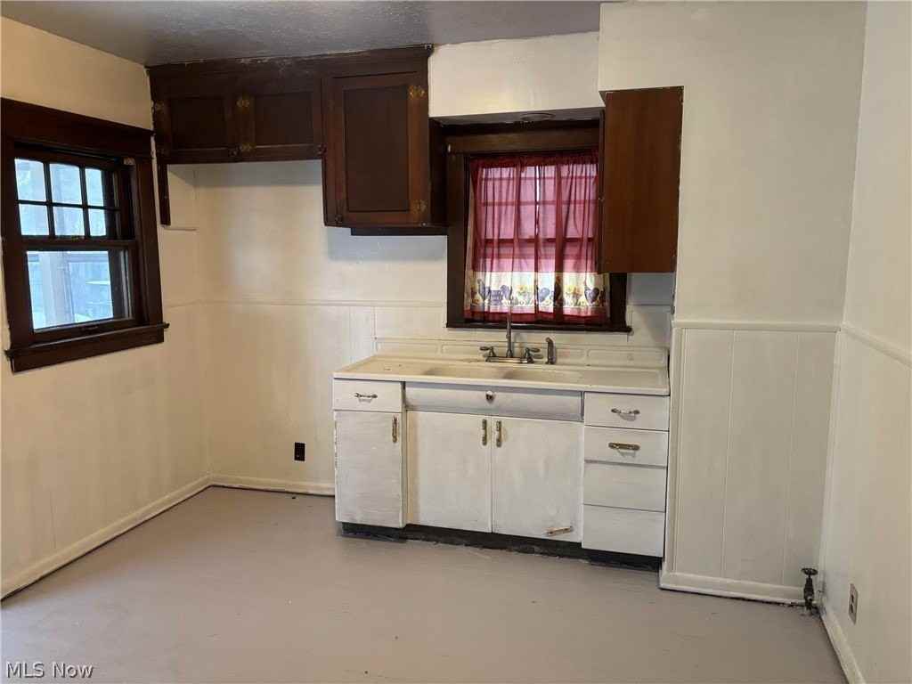 365 Marmion Ave - Photo 2 of 7