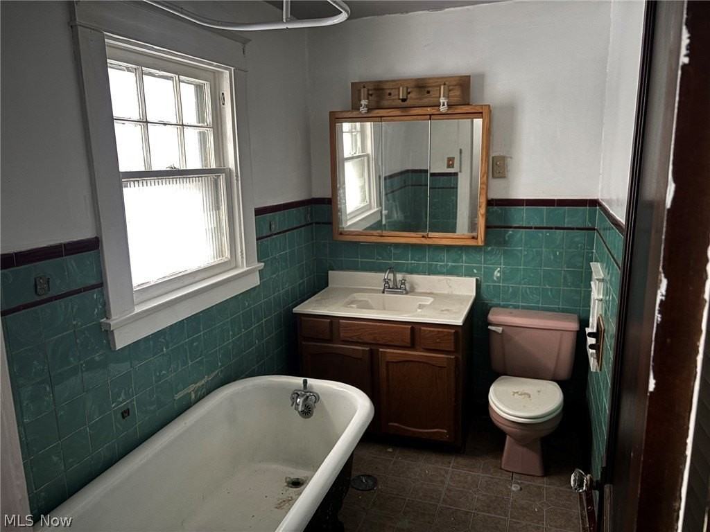 365 Marmion Ave - Photo 7 of 7