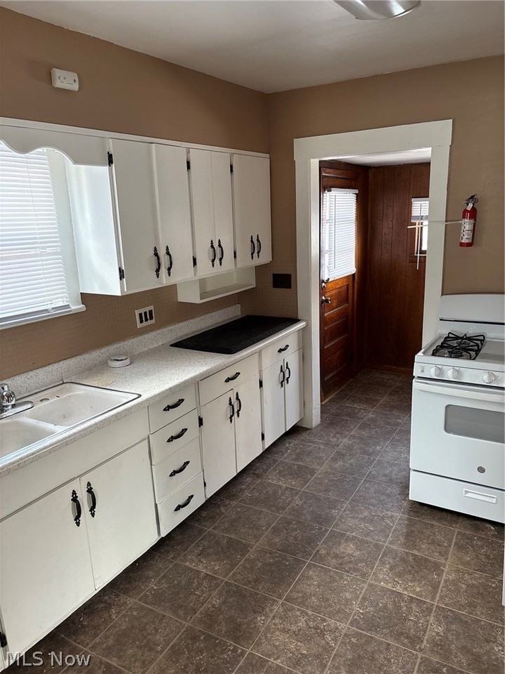 1587 Homewood Ave Se - Photo 2 of 14