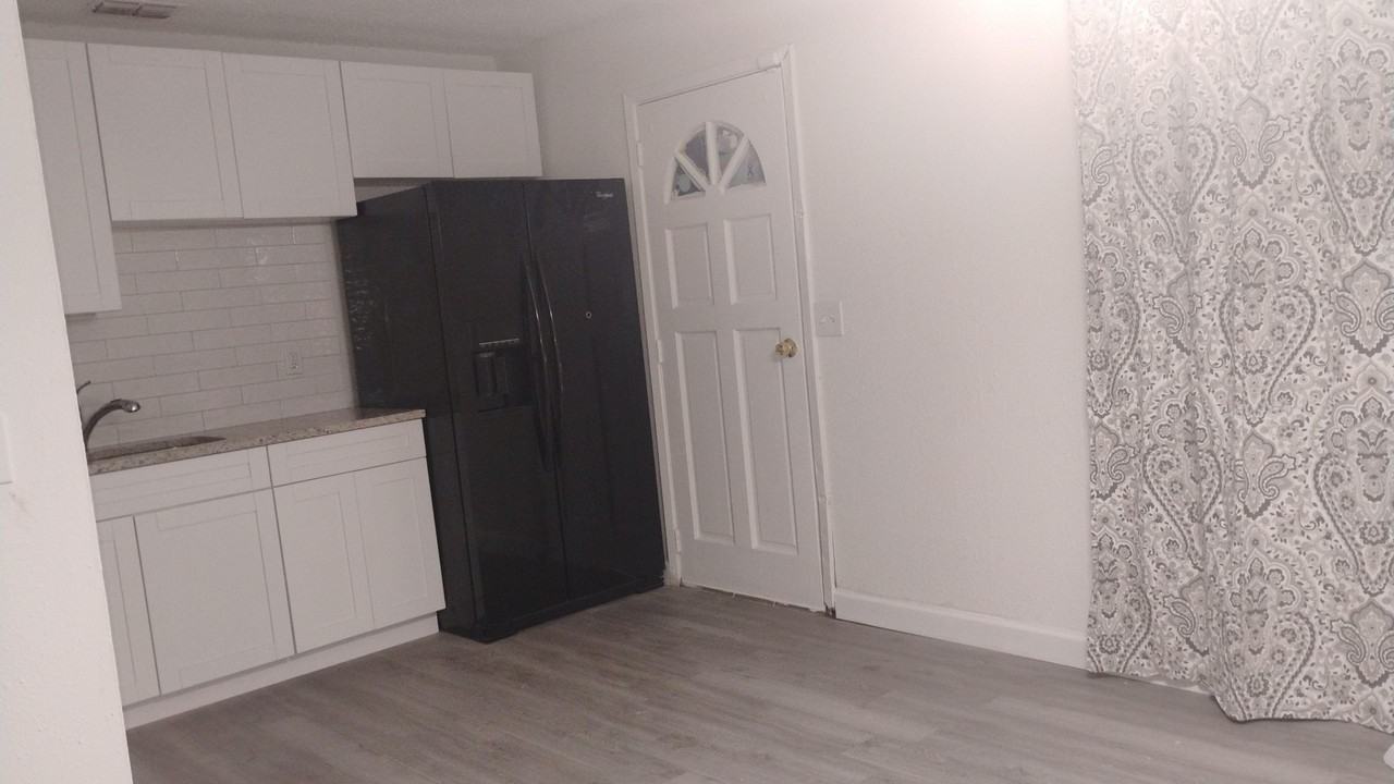 Roanoke Blvd - Photo 2 of 14