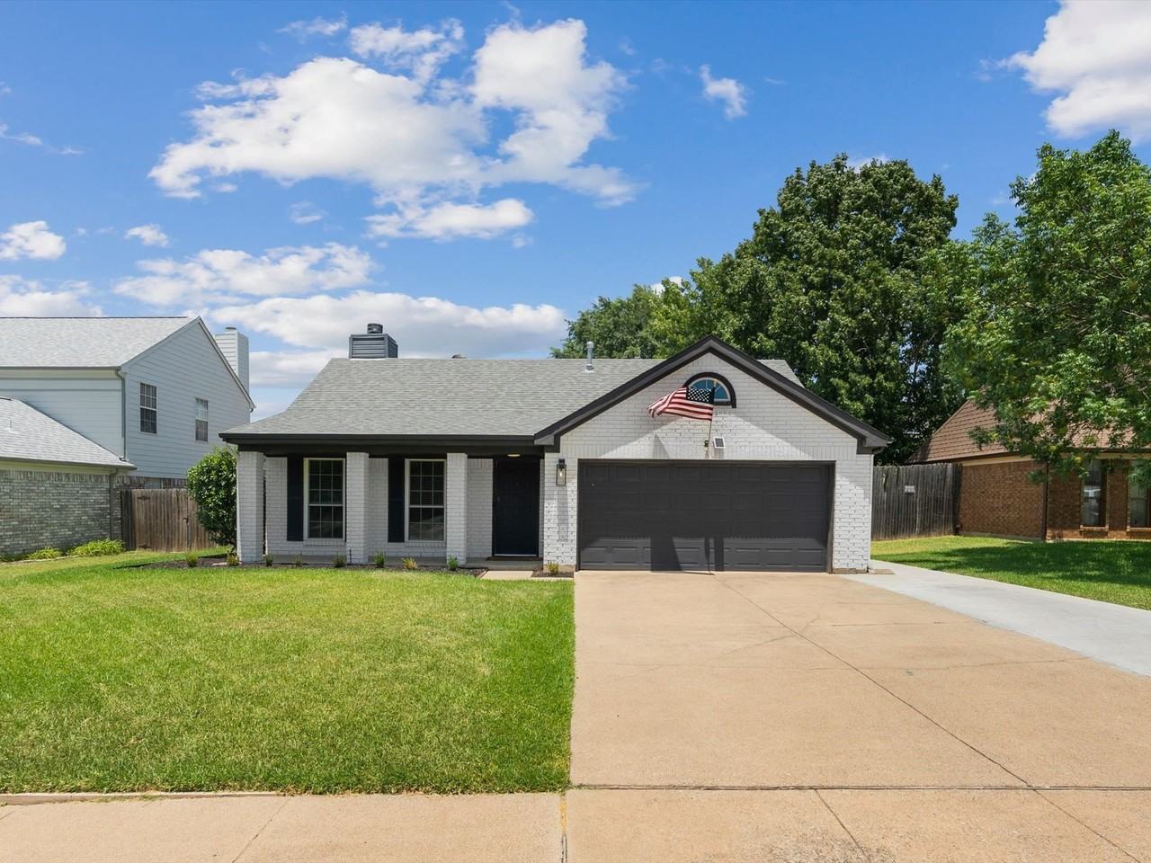 1220 Oxford Ln - Photo 2 of 28