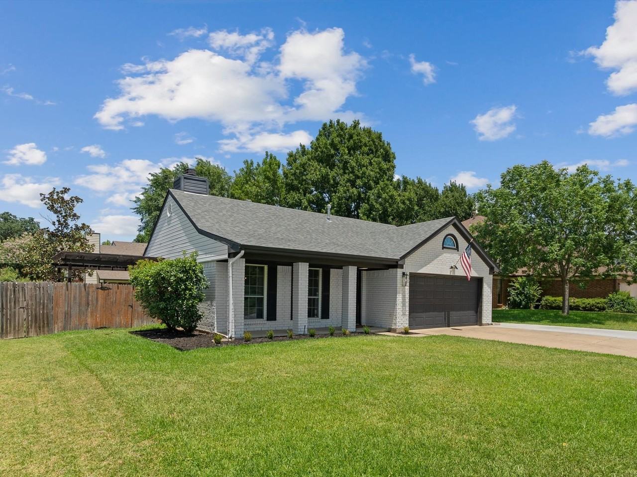 1220 Oxford Ln - Photo 4 of 28