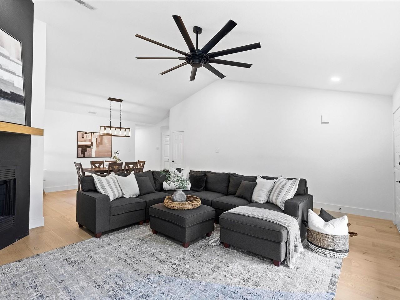 1220 Oxford Ln - Photo 6 of 28