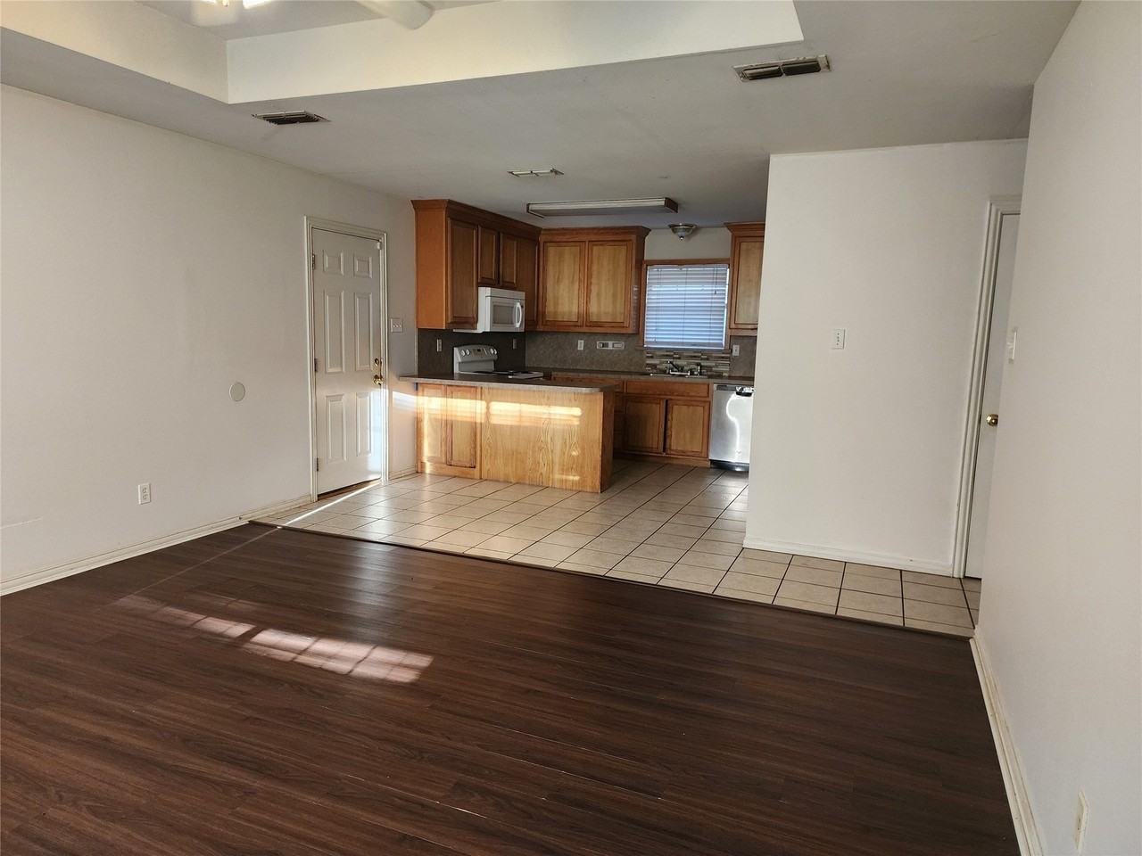 326 N Scullin Ave - Photo 4 of 15