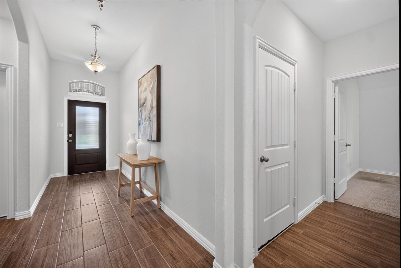1352 Lake Grove Dr - Photo 2 of 37