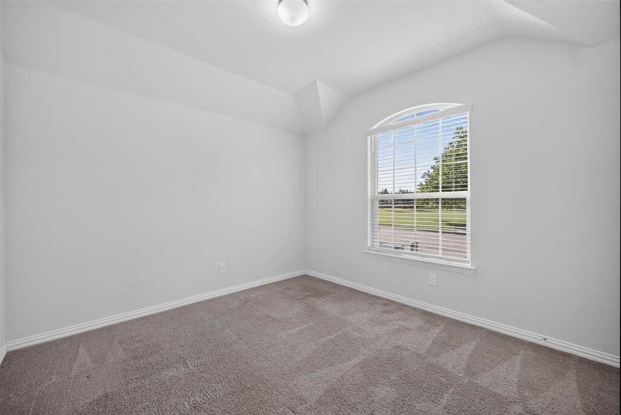 1352 Lake Grove Dr - Photo 4 of 37