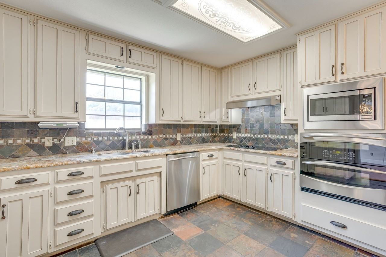 990 Oak Ridge Dr - Photo 2 of 20