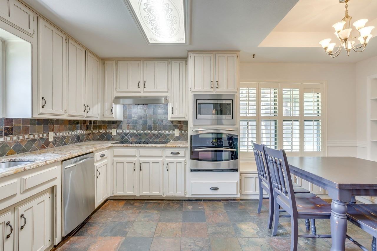 990 Oak Ridge Dr - Photo 3 of 20