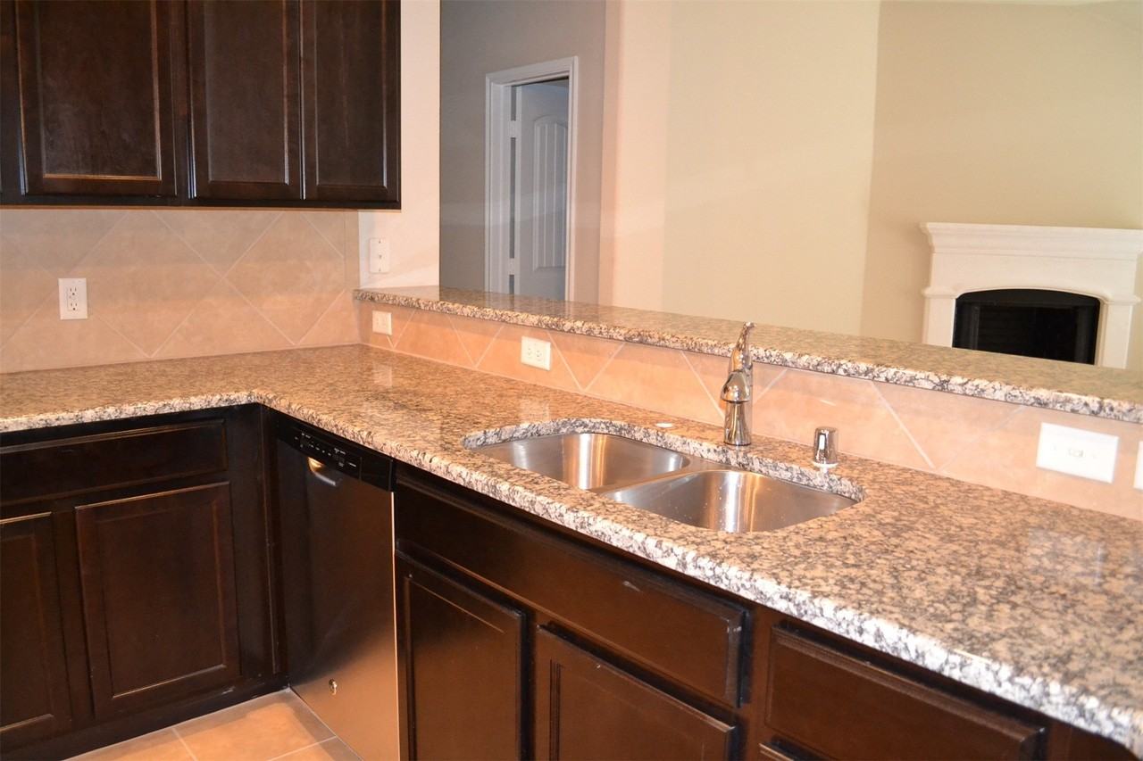 405 Sandy Ln - Photo 7 of 26