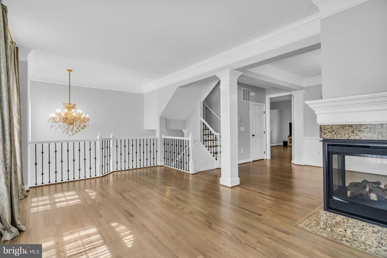 25241 Beach Pl - Photo 3 of 47