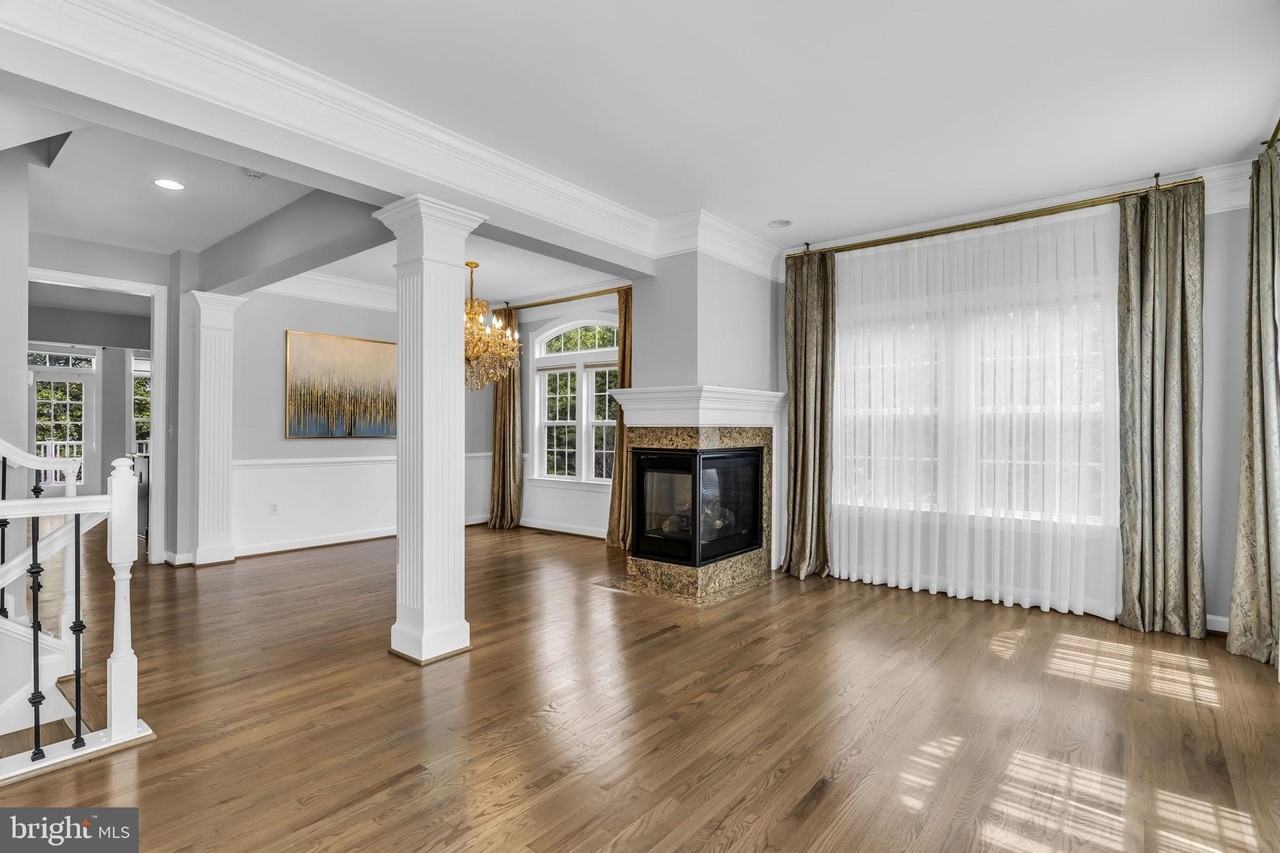 25241 Beach Pl - Photo 4 of 47
