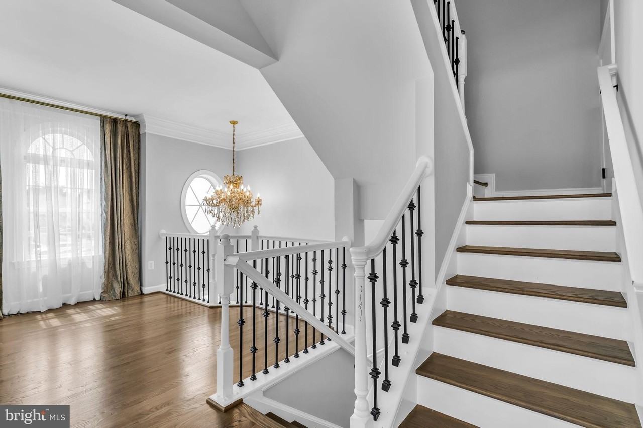 25241 Beach Pl - Photo 5 of 47