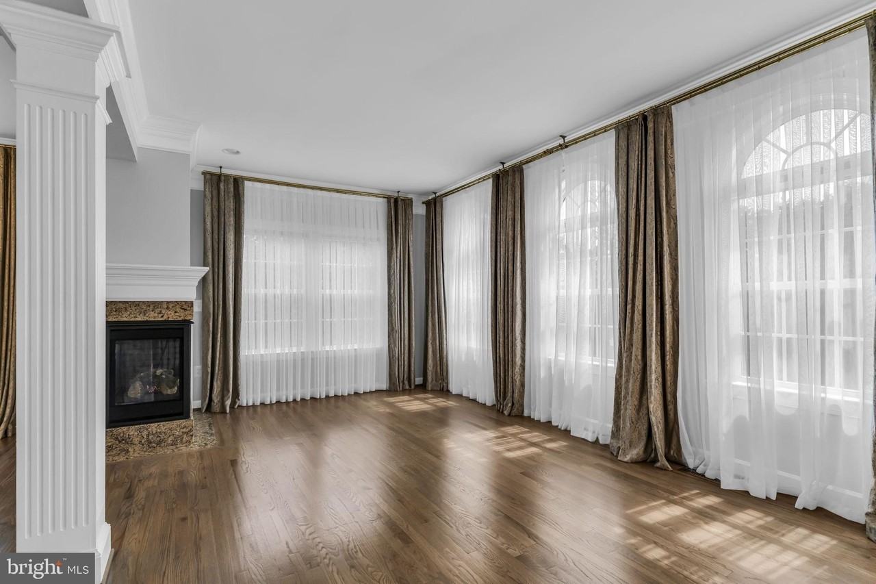 25241 Beach Pl - Photo 7 of 47