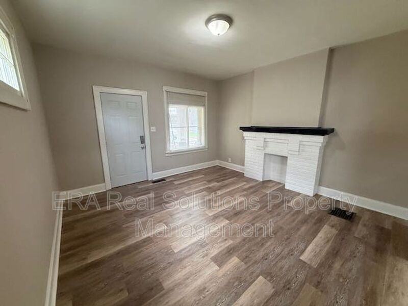 121 N Oakley Ave - Photo 3 of 12