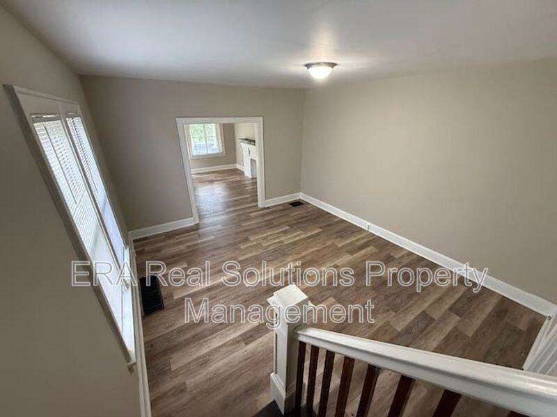 121 N Oakley Ave - Photo 4 of 12