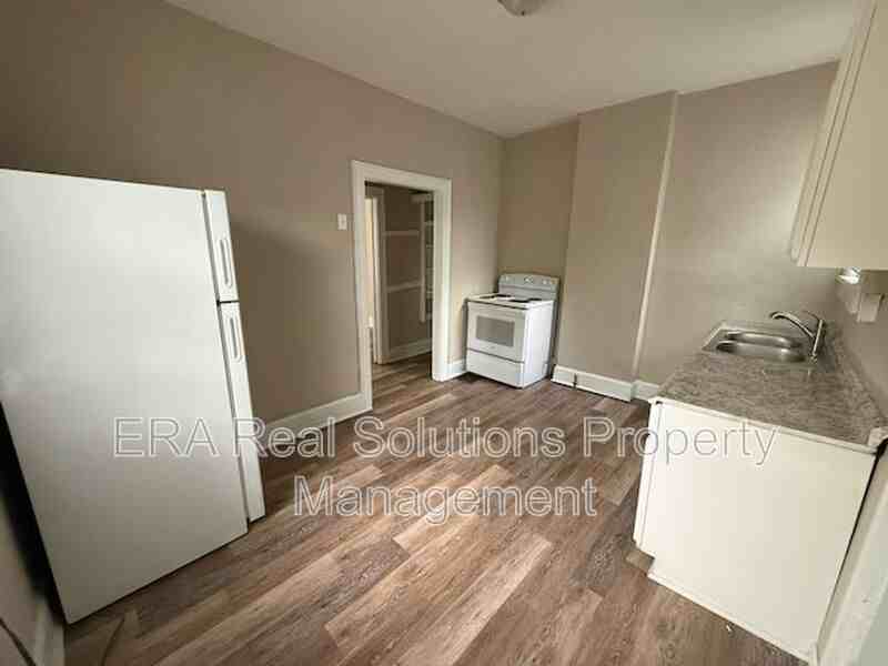 121 N Oakley Ave - Photo 5 of 12
