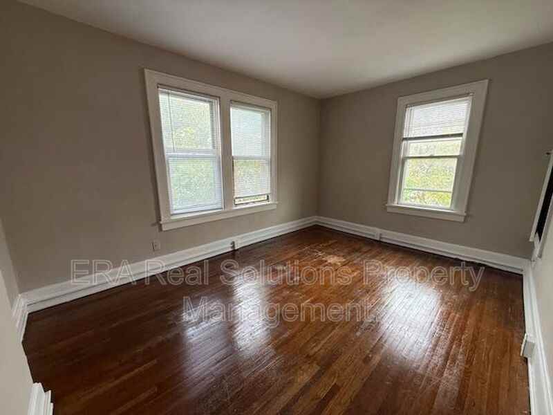 121 N Oakley Ave - Photo 6 of 12