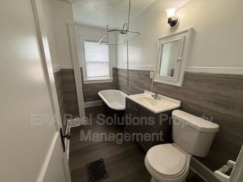121 N Oakley Ave - Photo 7 of 12