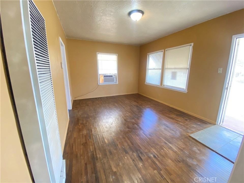 43360 7th Street East - Photo 5 of 24