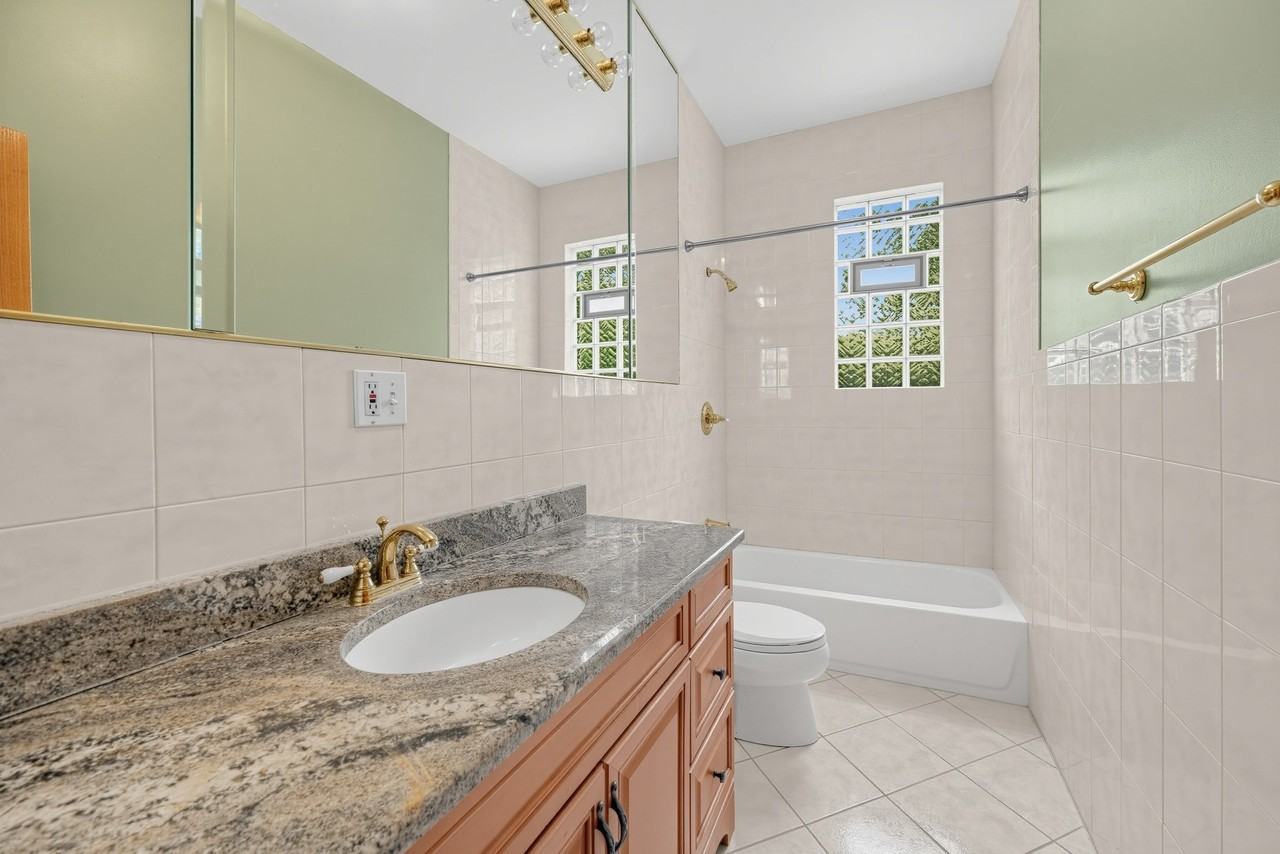 6330 South Greenwood Avenue - Photo 2 of 16