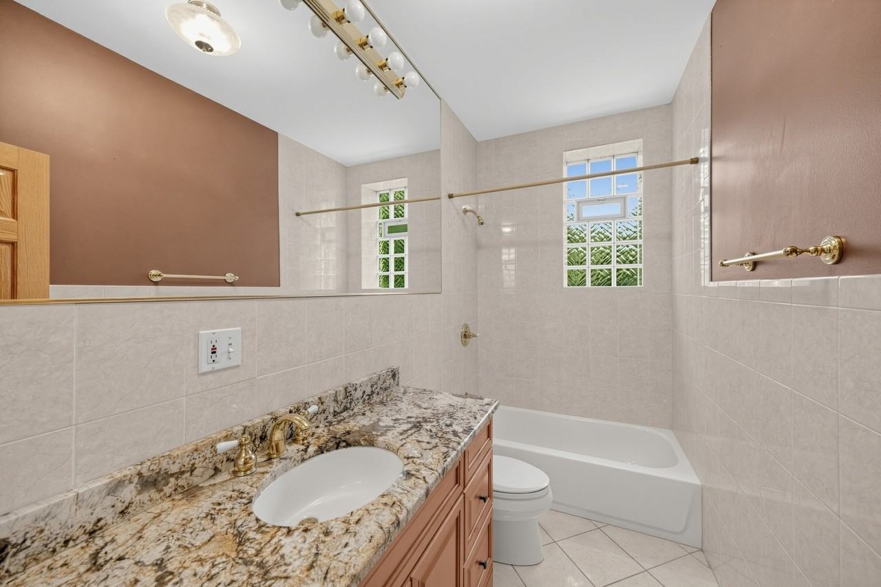 6330 South Greenwood Avenue - Photo 3 of 16