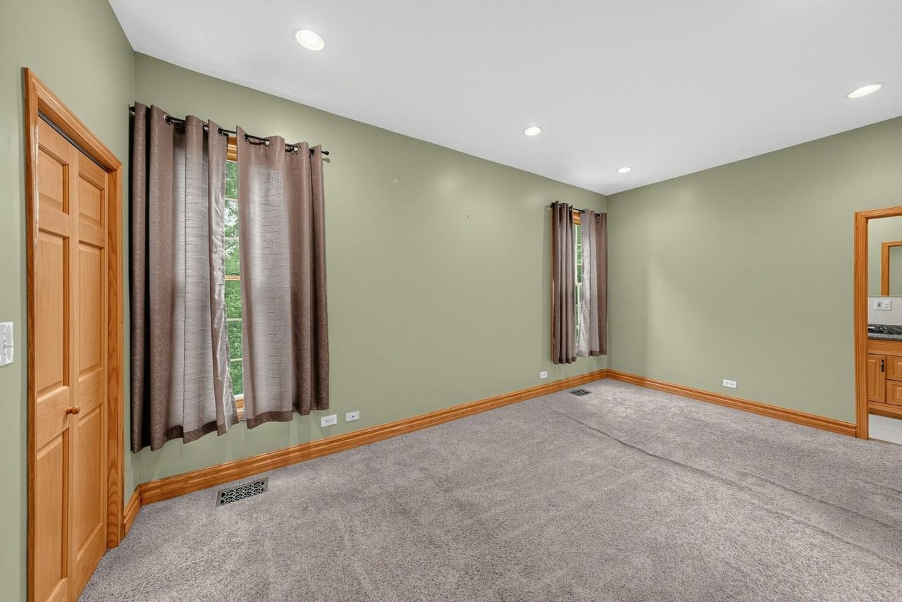 6330 South Greenwood Avenue - Photo 4 of 16