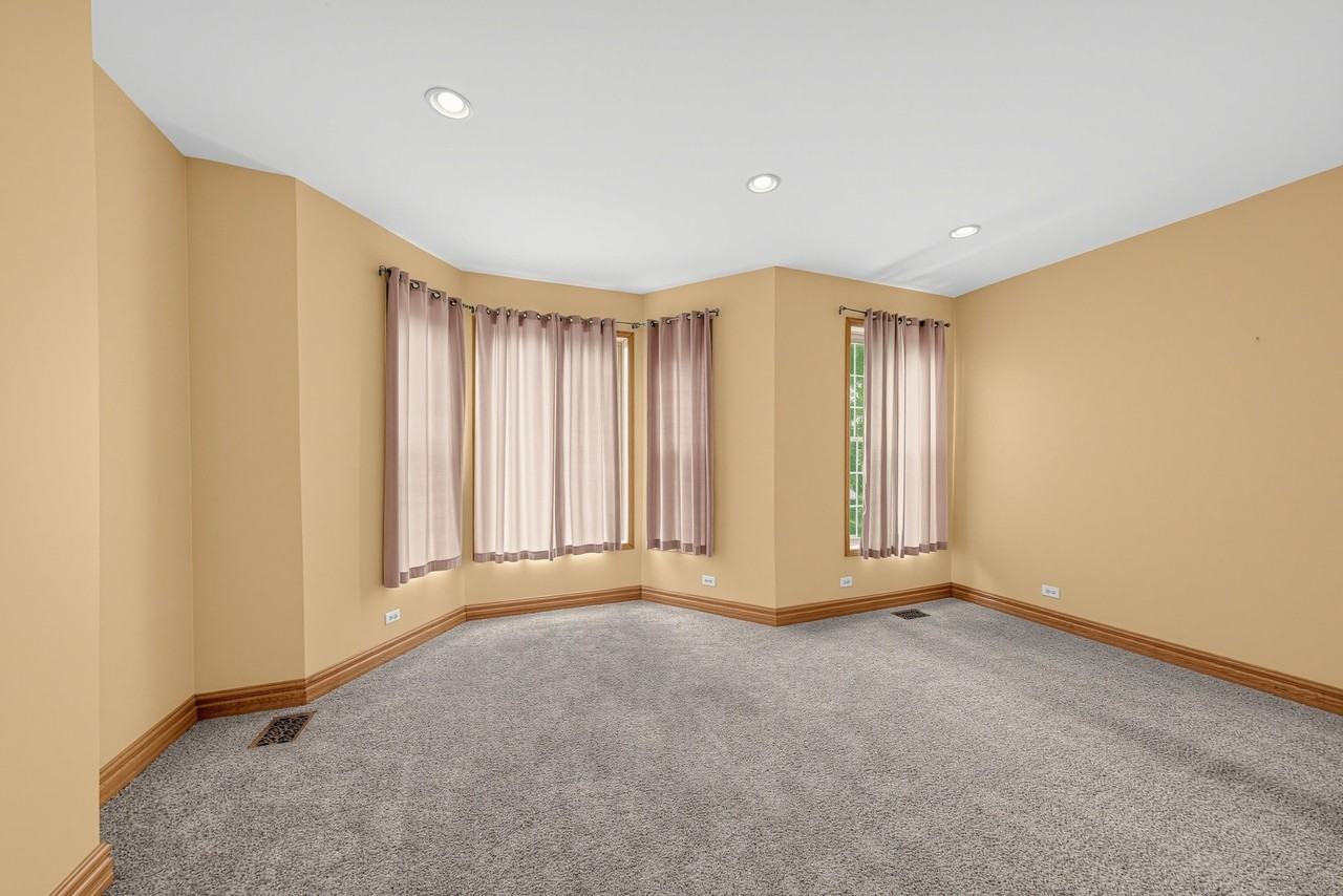 6330 South Greenwood Avenue - Photo 6 of 16