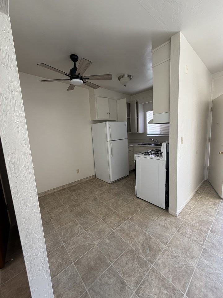 602 S Court St #B - Photo 3 of 9