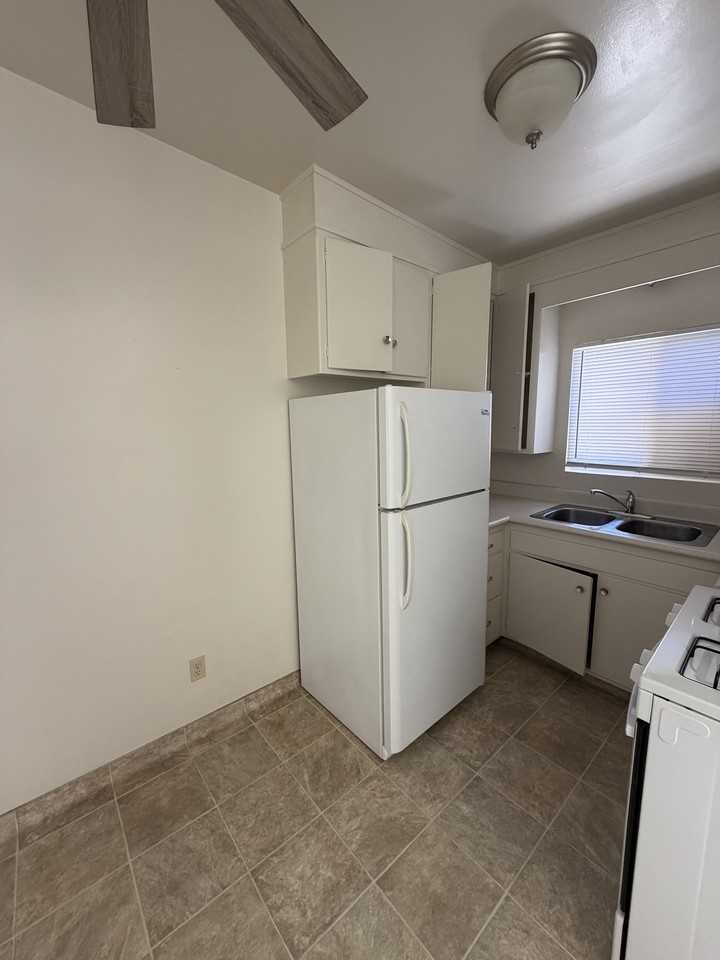 602 S Court St #B - Photo 4 of 9