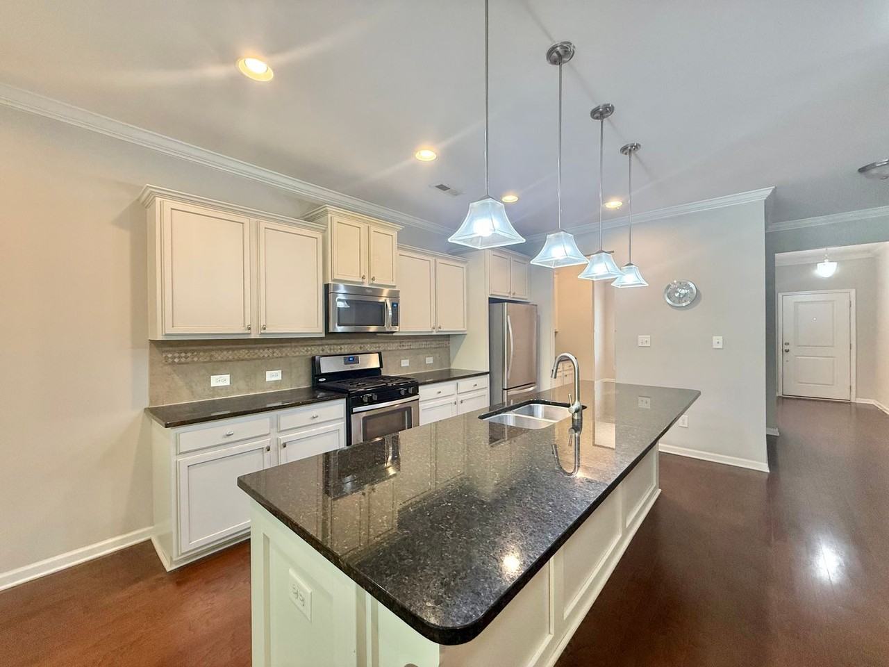 310 Princess Pl - Photo 4 of 34