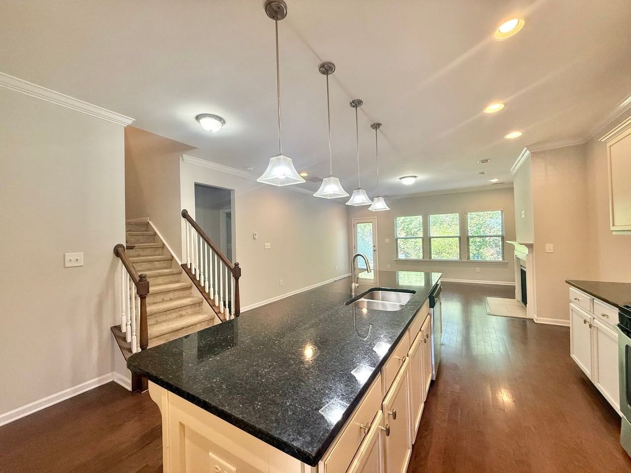310 Princess Pl - Photo 5 of 34