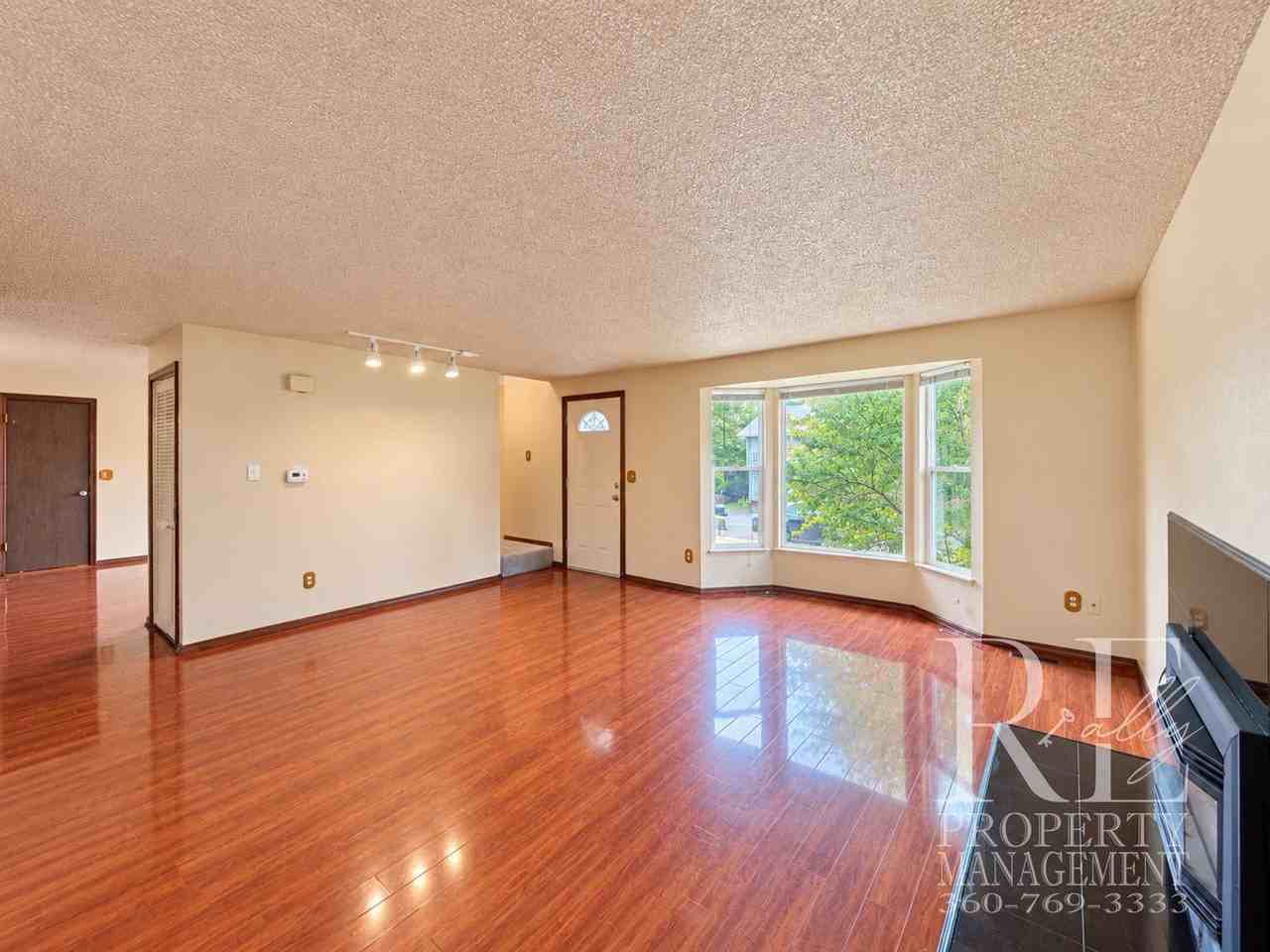 7880 Oxbow Ave Ne - Photo 5 of 34