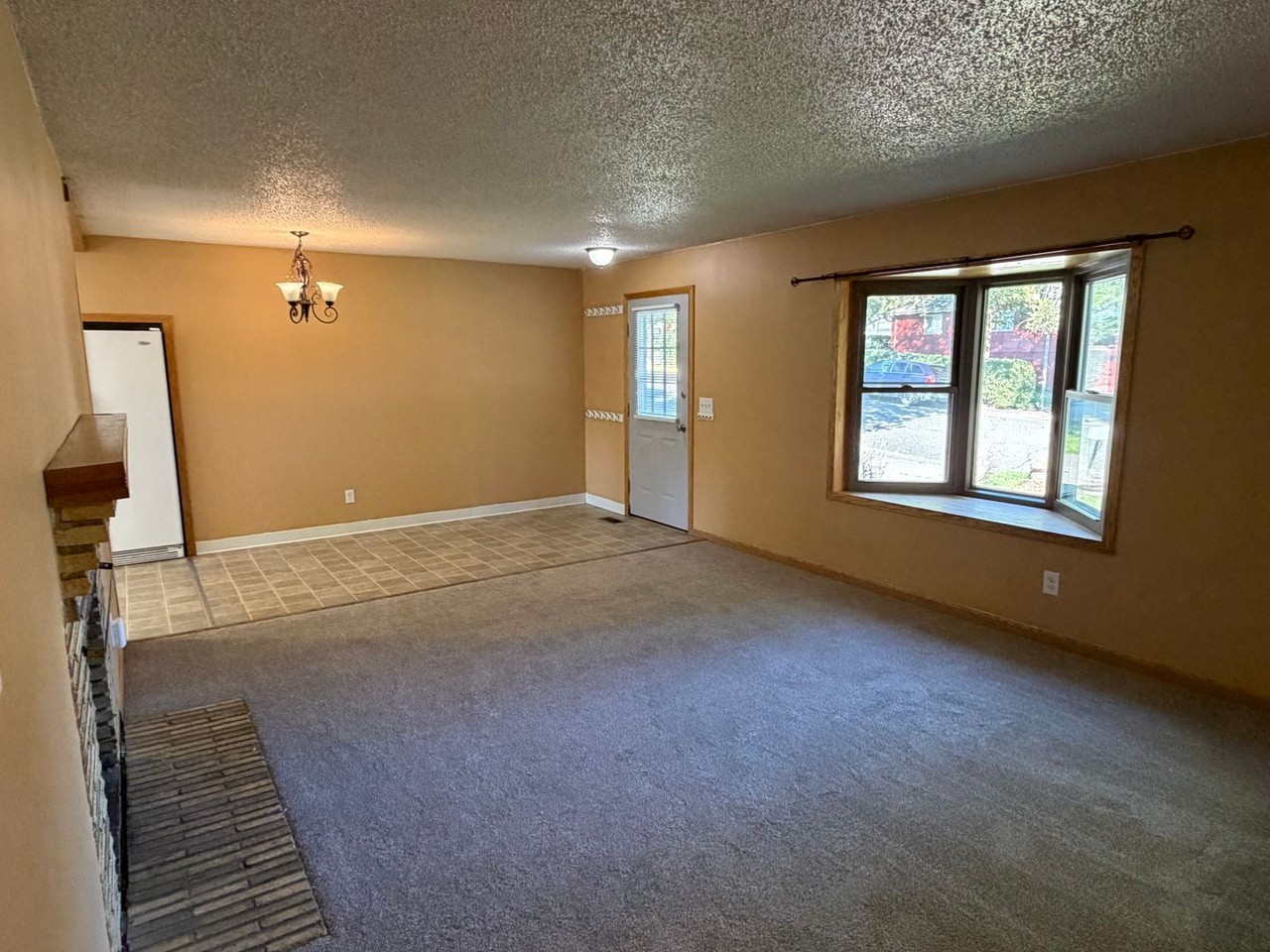 2414 Meadowood St - Photo 5 of 13