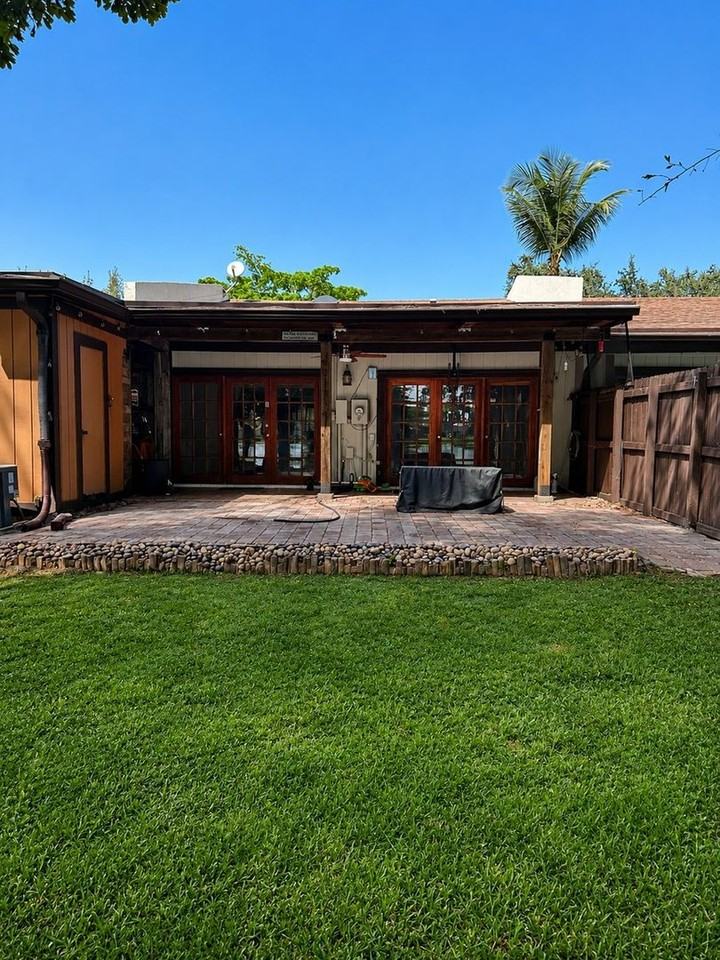 1910 Seagrape Ave - Photo 4 of 11