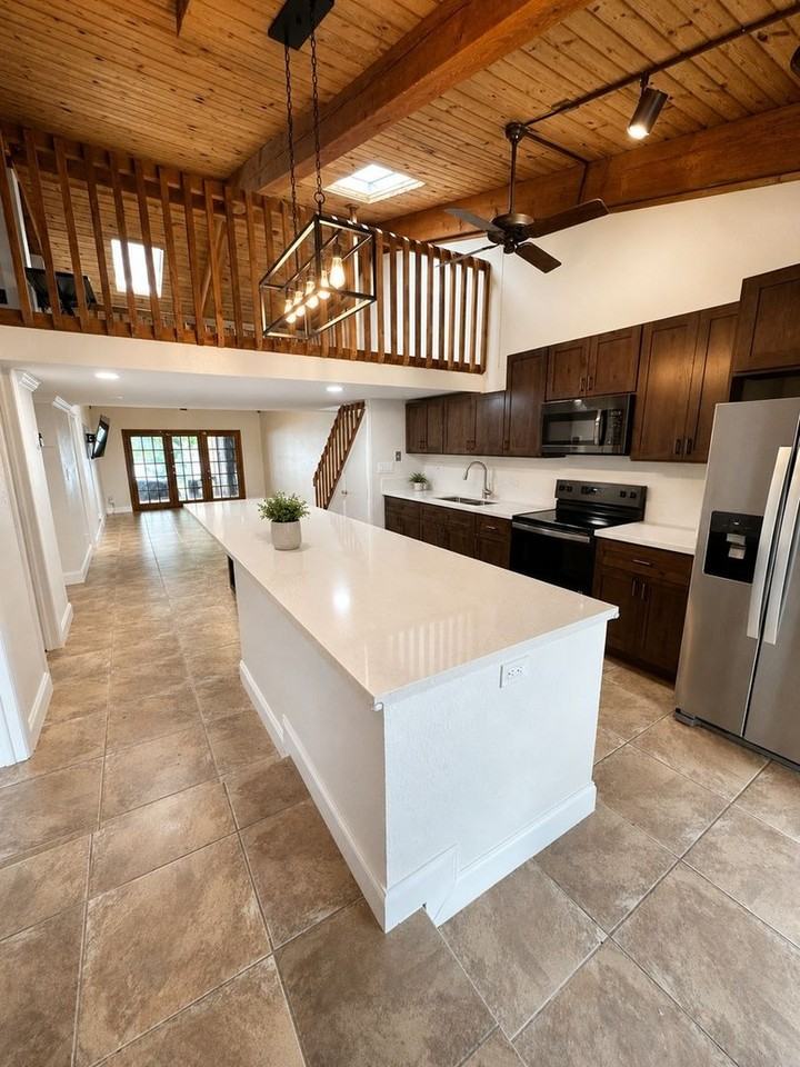 1910 Seagrape Ave - Photo 5 of 11