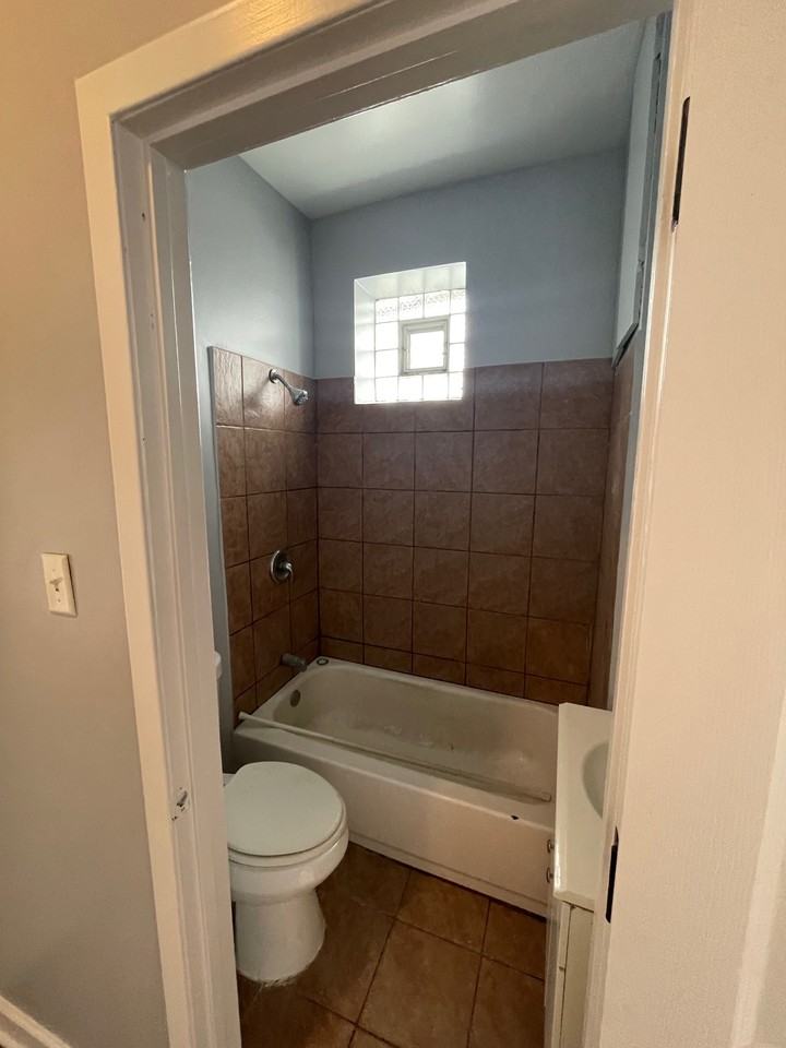 4920 W 30th St #2R - Photo 6 of 15