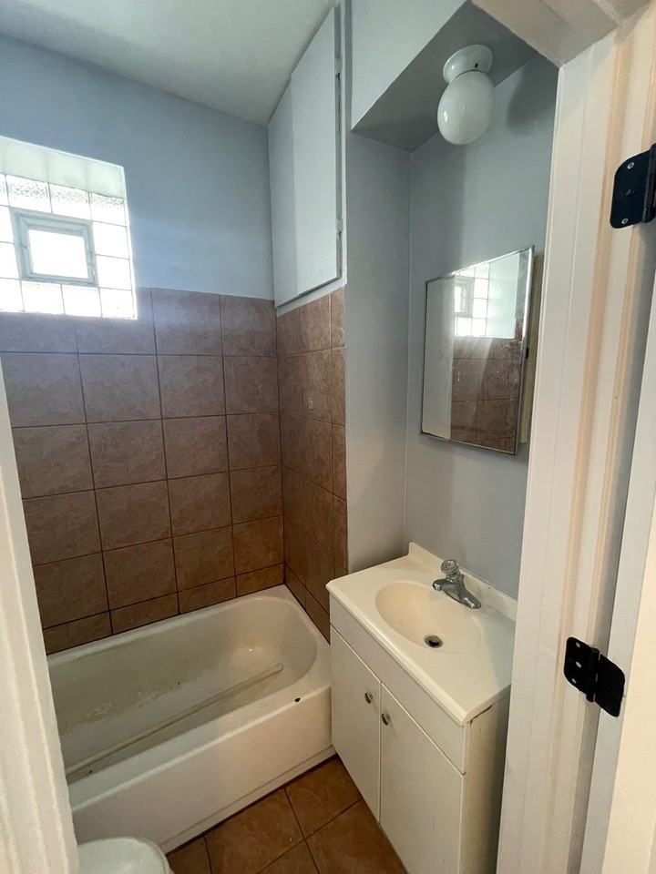 4920 W 30th St #2R - Photo 7 of 15