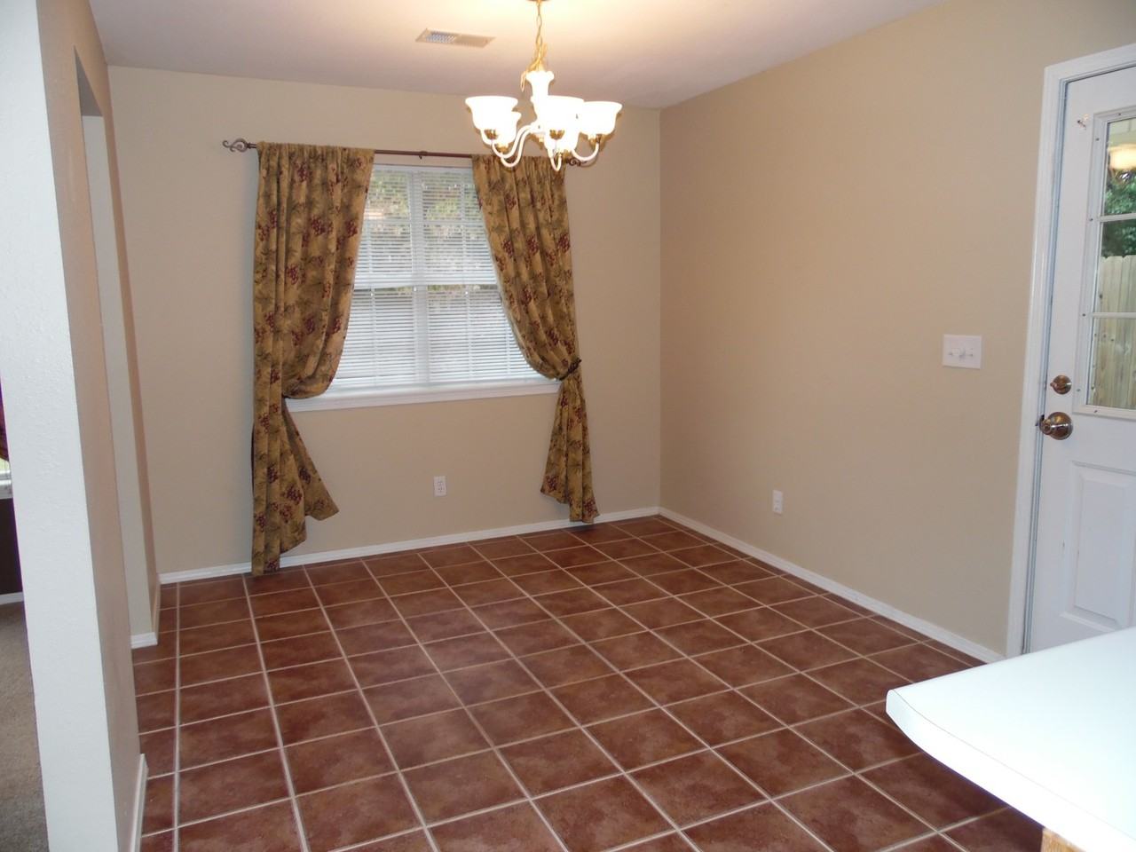 1200 Se 22nd St - Photo 4 of 11