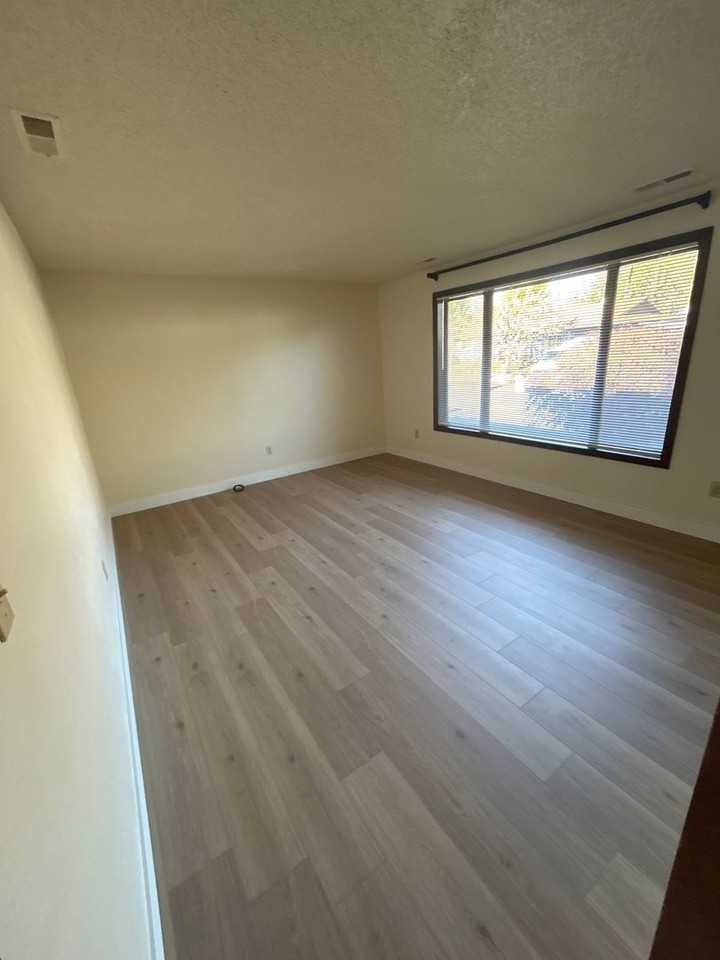 1012 Se Dorothy Ave - Photo 2 of 20