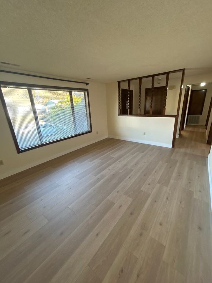1012 Se Dorothy Ave - Photo 3 of 20
