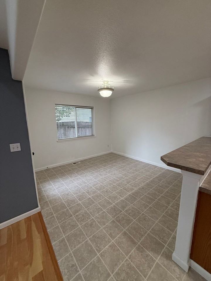 13806 Ne 62nd St - Photo 5 of 19