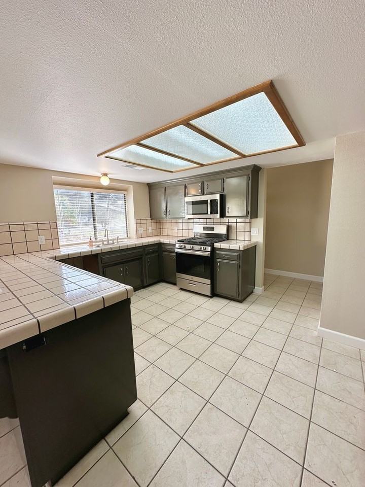 735 Walnut Dr - Photo 5 of 19